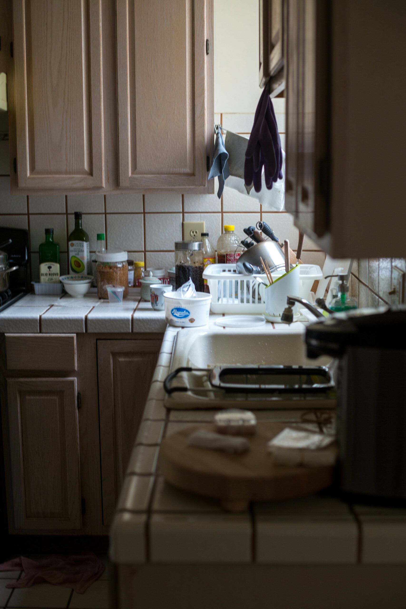 image of a cluttered kitchen, demonstrating effect of clutter on cortisol levels